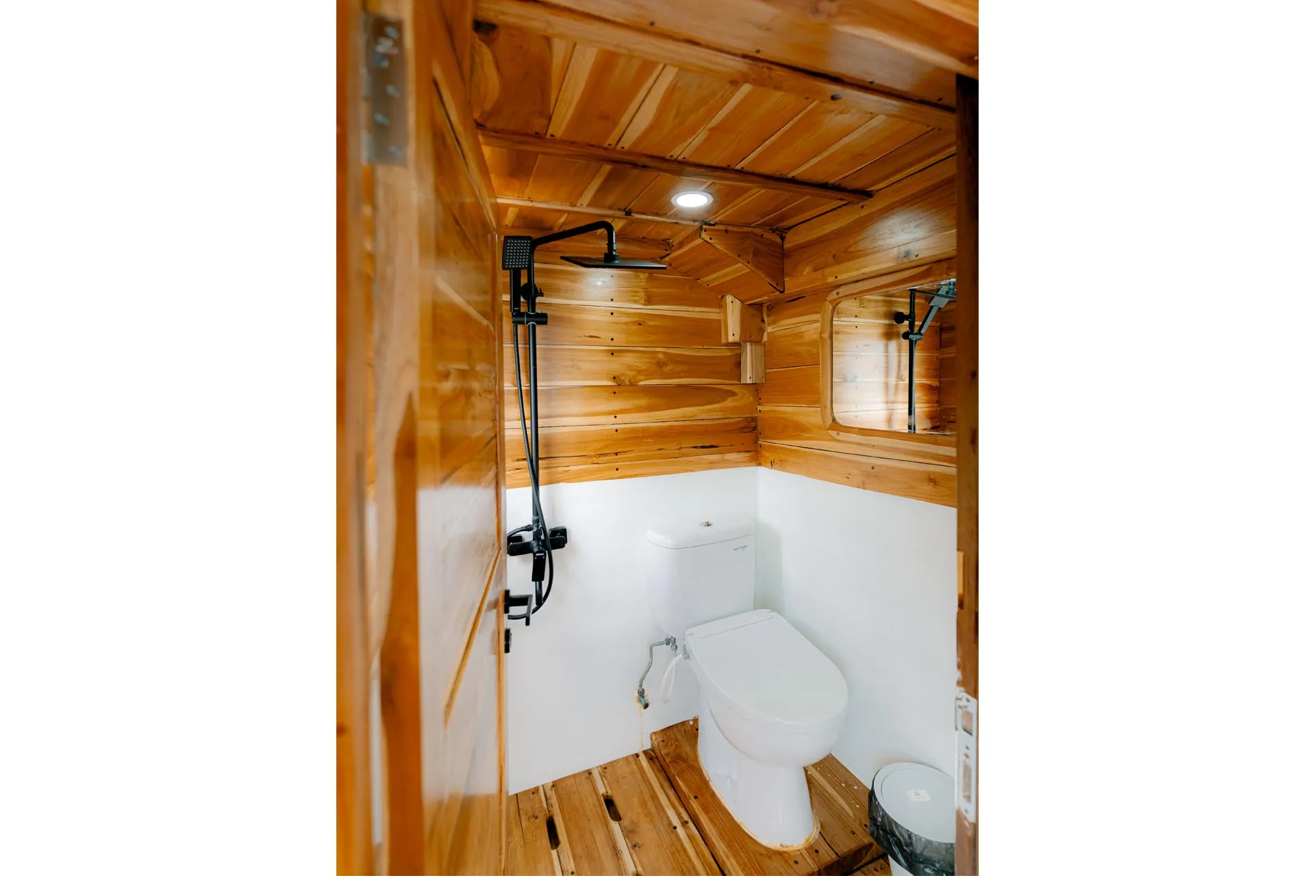 Bathroom_Wakatobi Room_Master_Barakati Cruises