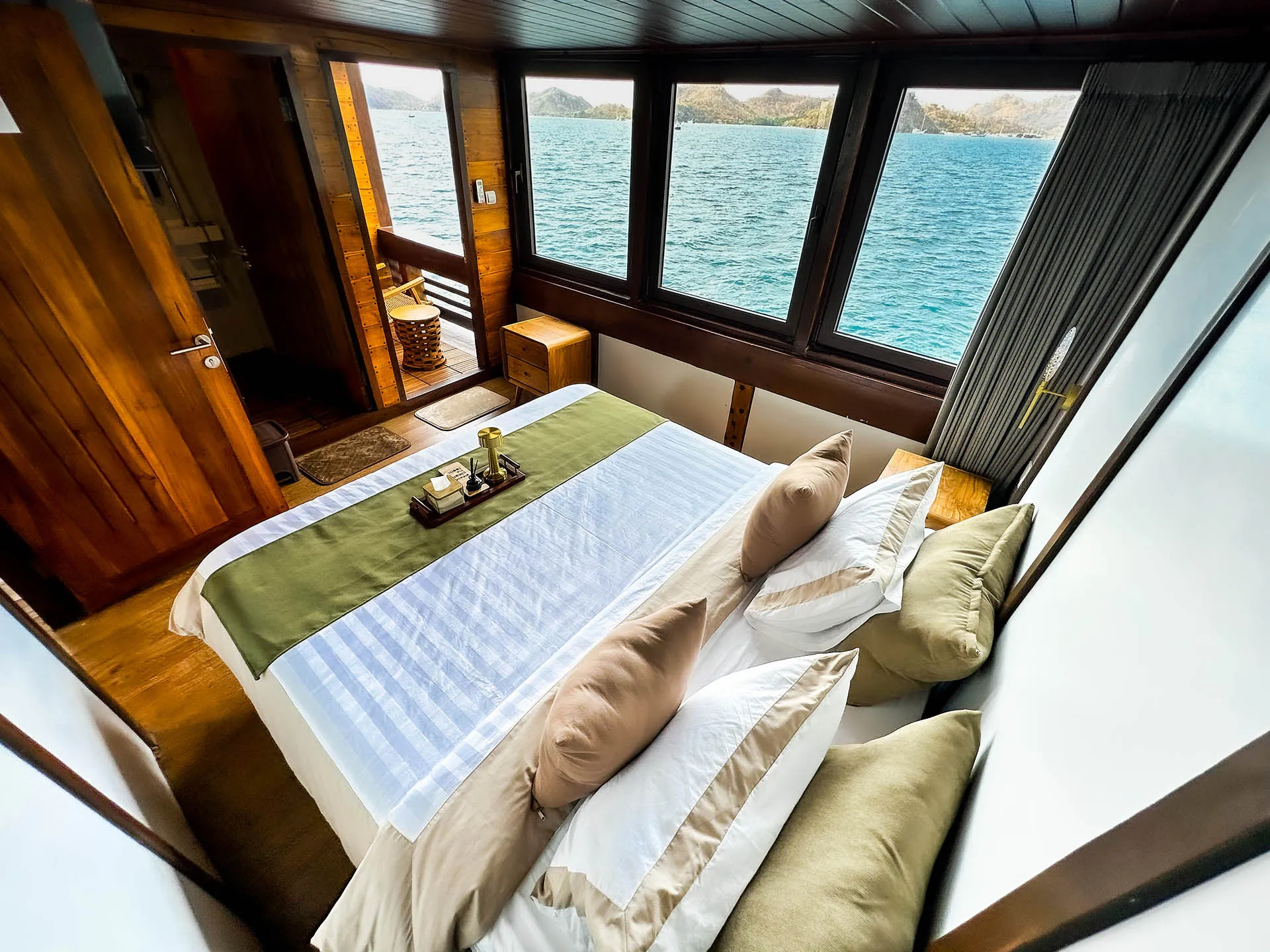 Bedroom Ocean View with Private Balcony_Deluxe Cabin_Neptune