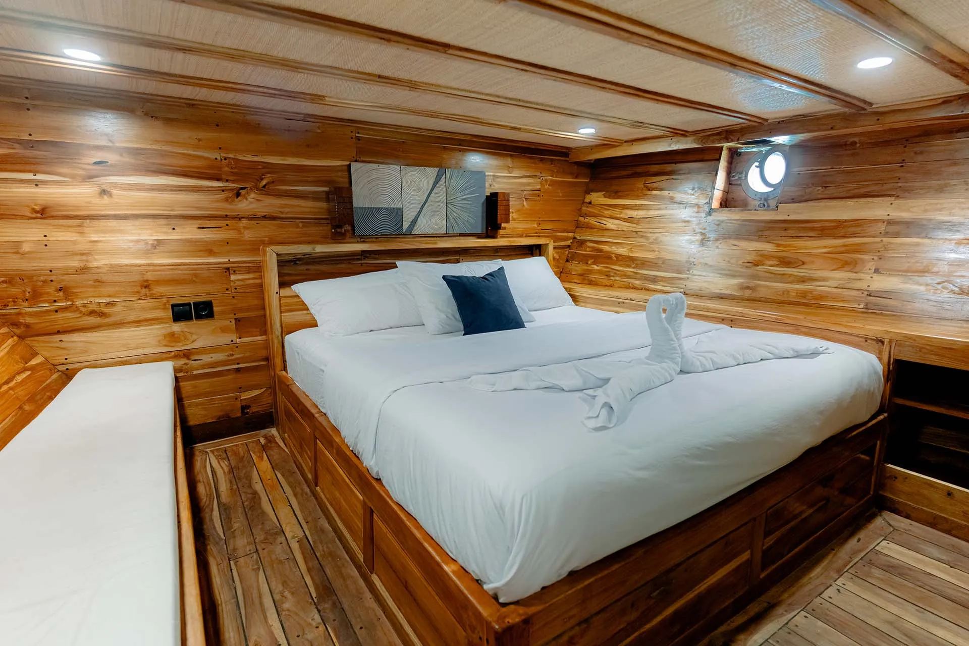 Kadatua Room_Brakati Cruises